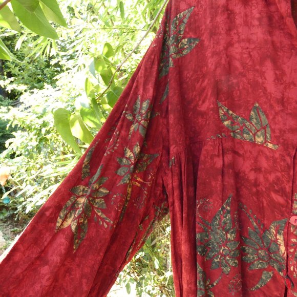 beautiful imported top with flattering details - Picture 4 of 6